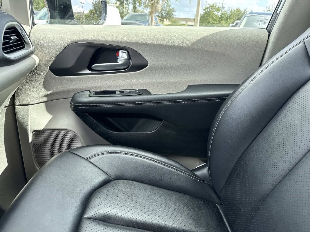 Used 2024 Chrysler Pacifica Limited FWD image 29