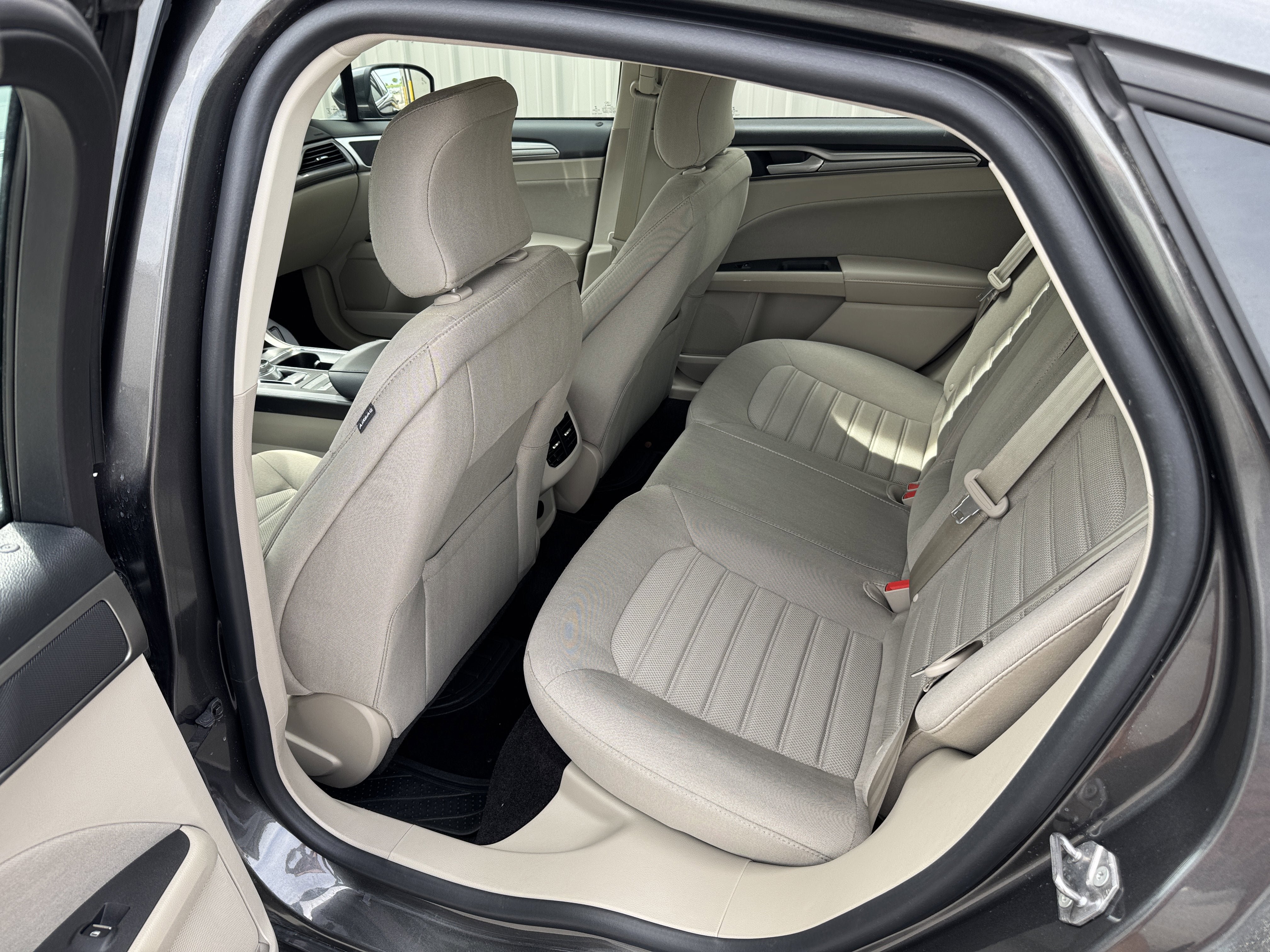 Used 2019 Ford Fusion SE FWD image 27