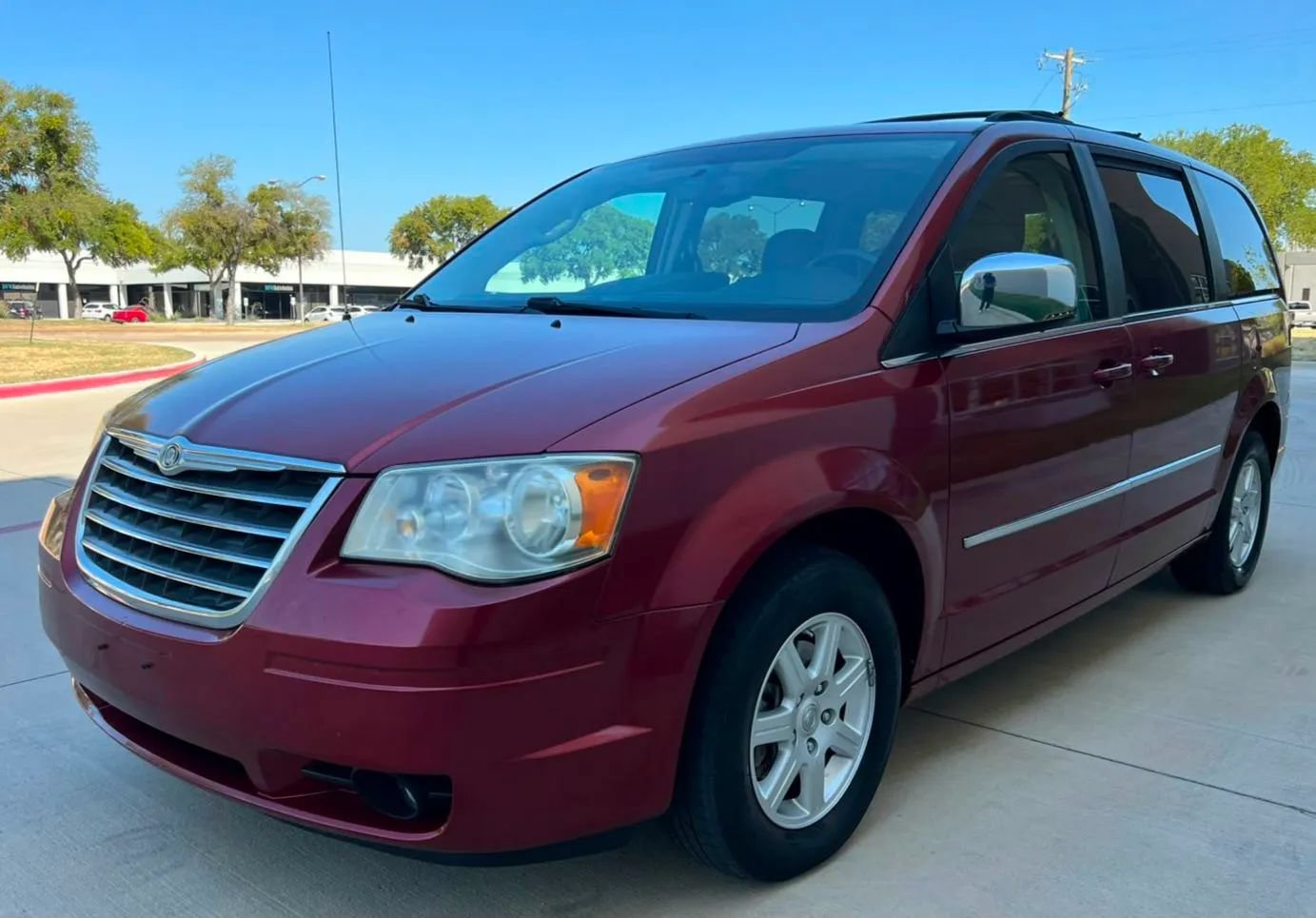 Used 2010 Chrysler Town & Country Touring Plus w/ Safetytec Group FWD image 5