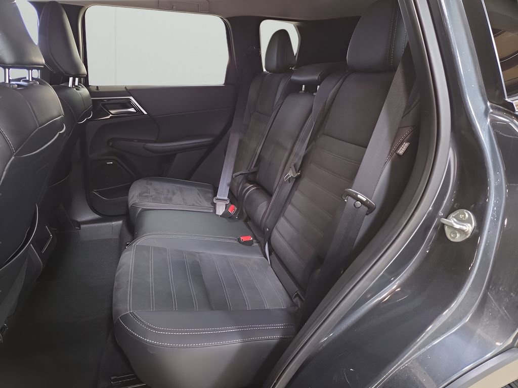 Used 2025 Mitsubishi Outlander SE image 22