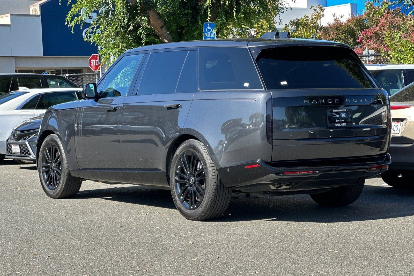 Used 2024 Land Rover Range Rover Long Wheelbase SE AWD/4WD image 3