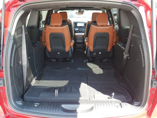 Used 2025 Chrysler Pacifica Pinnacle FWD image 12