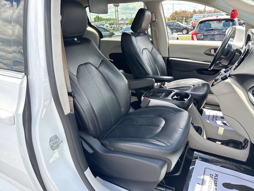 Used 2018 Chrysler Pacifica Touring-L FWD image 26