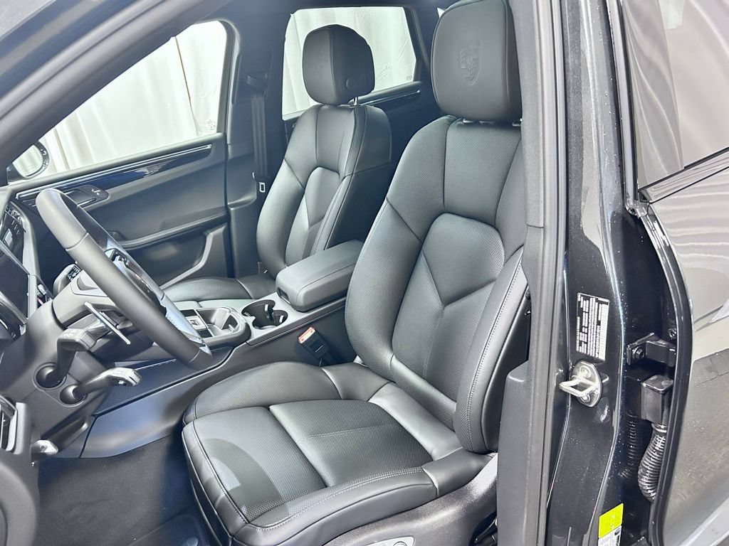 Certified 2026 Porsche Macan AWD/4WD image 5