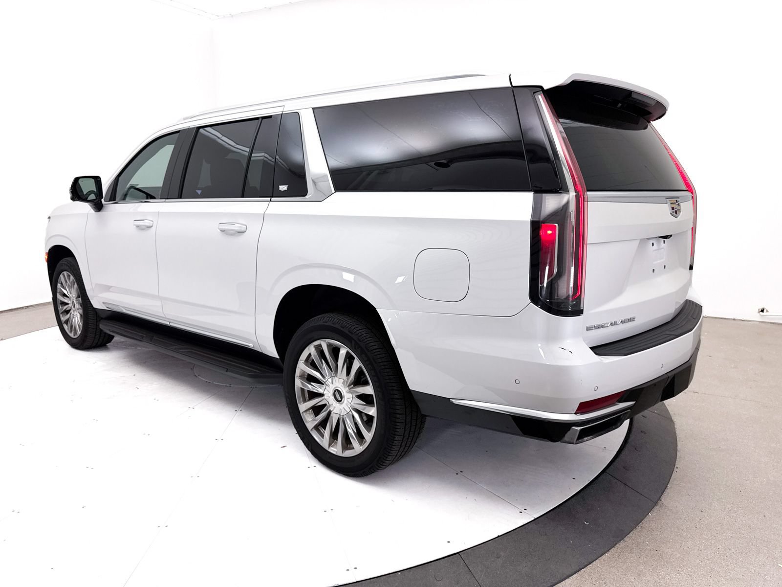 Used 2021 Cadillac Escalade ESV Premium Luxury AWD/4WD image 19