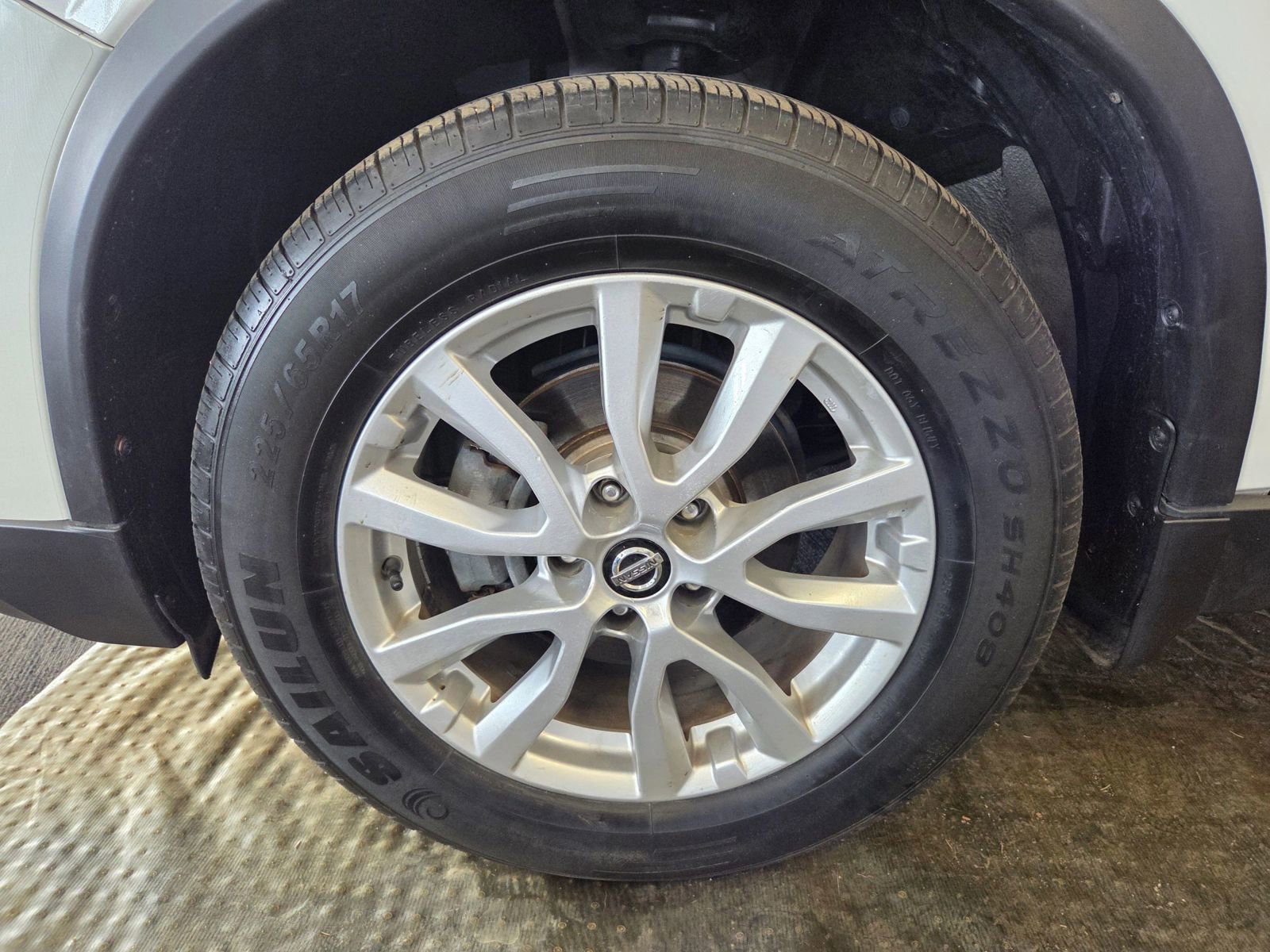 Used 2017 Nissan Rogue SV w/ SV Premium Package image 61