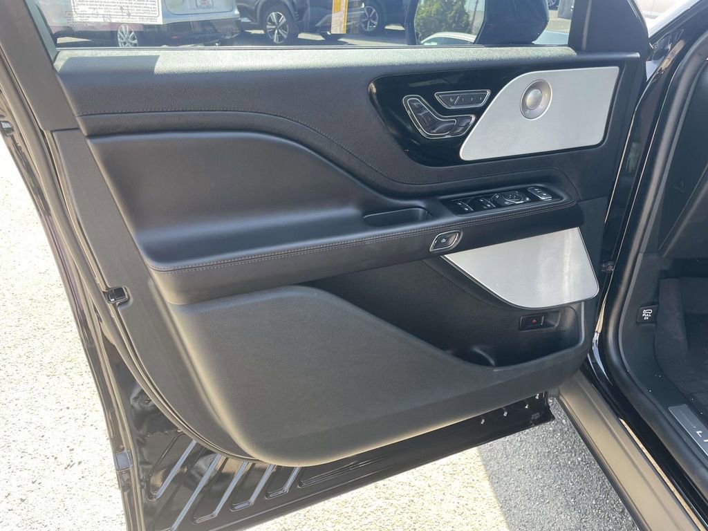 Used 2023 Lincoln Aviator Reserve w/ Equipment Group 201A image 17