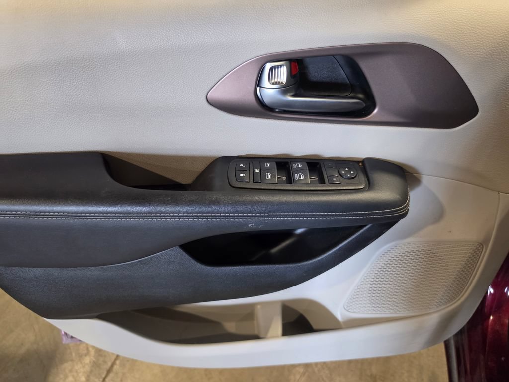Used 2023 Chrysler Voyager LX FWD image 5