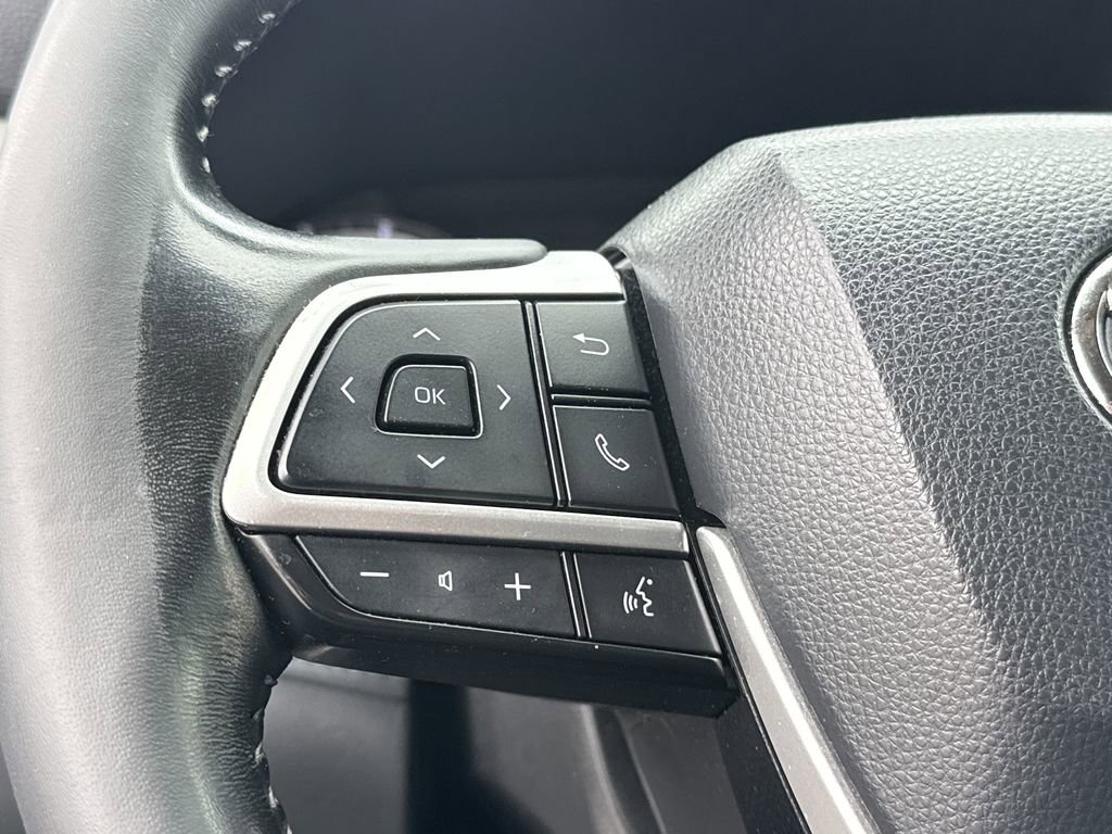 Used 2023 Toyota Highlander XLE FWD image 32