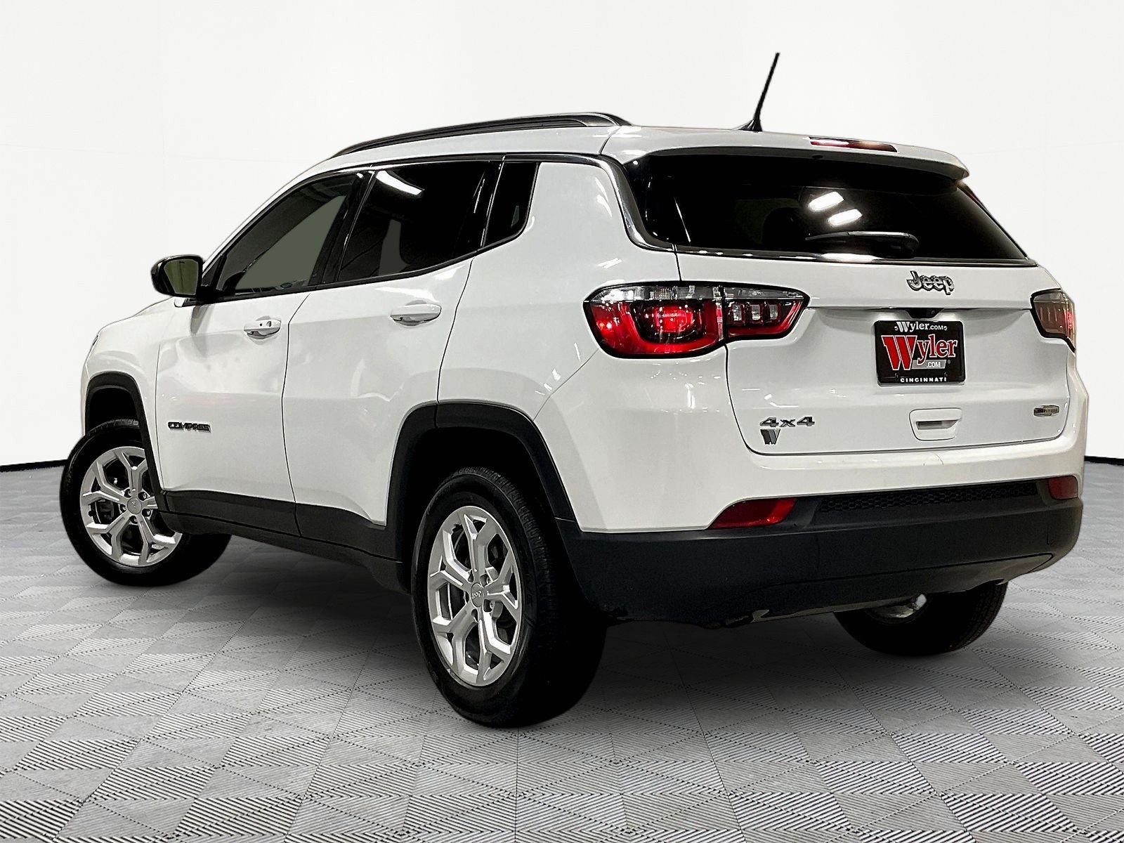 Used 2024 Jeep Compass Latitude AWD/4WD image 4