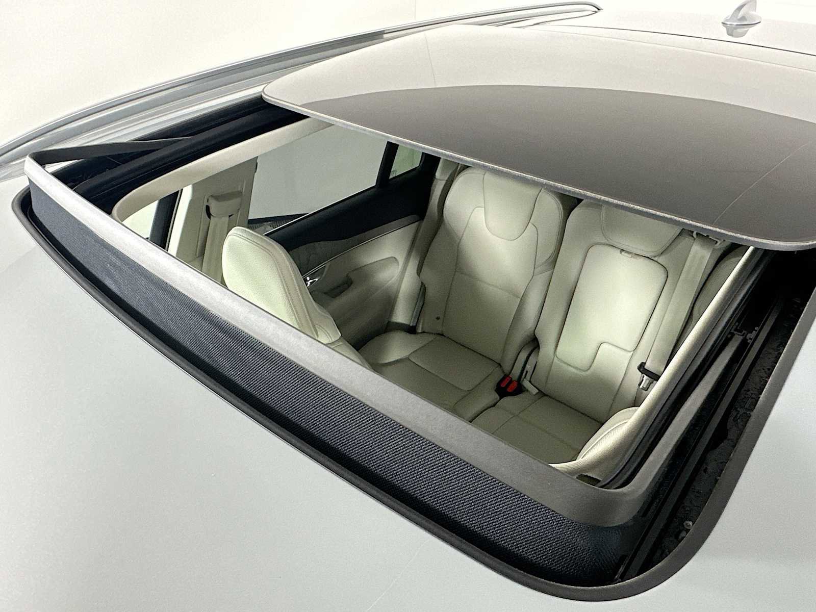 Used 2025 Volvo XC90 T8 Plus w/ Protection Package Premier image 17