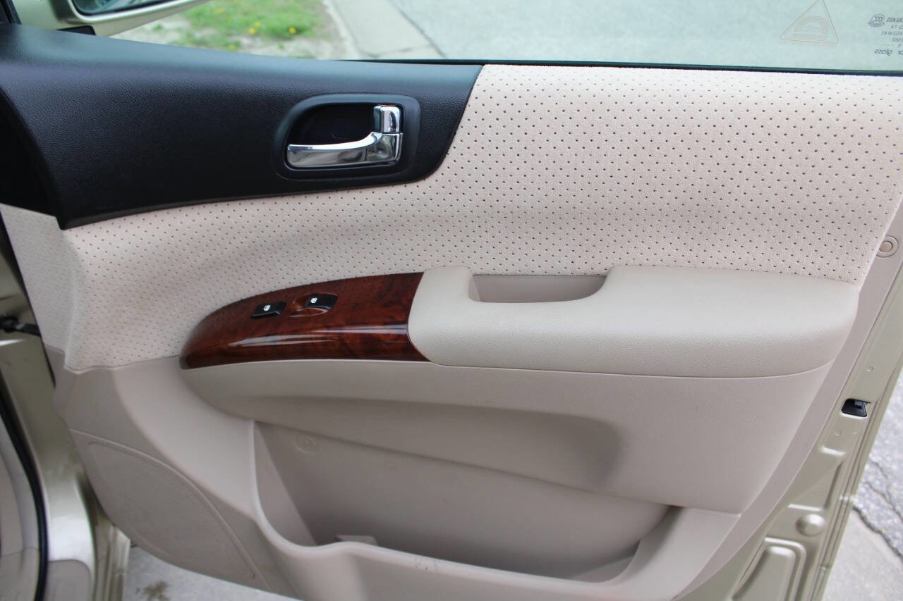 Used 2007 Hyundai Entourage GLS FWD image 12