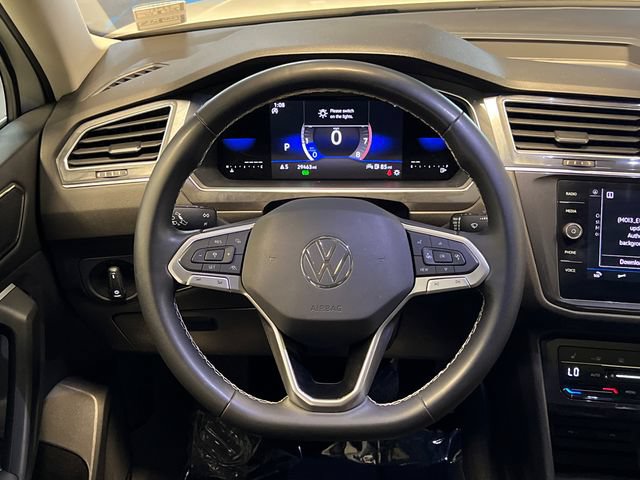 Certified 2023 Volkswagen Tiguan SE w/ Panoramic Sunroof Package FWD image 19