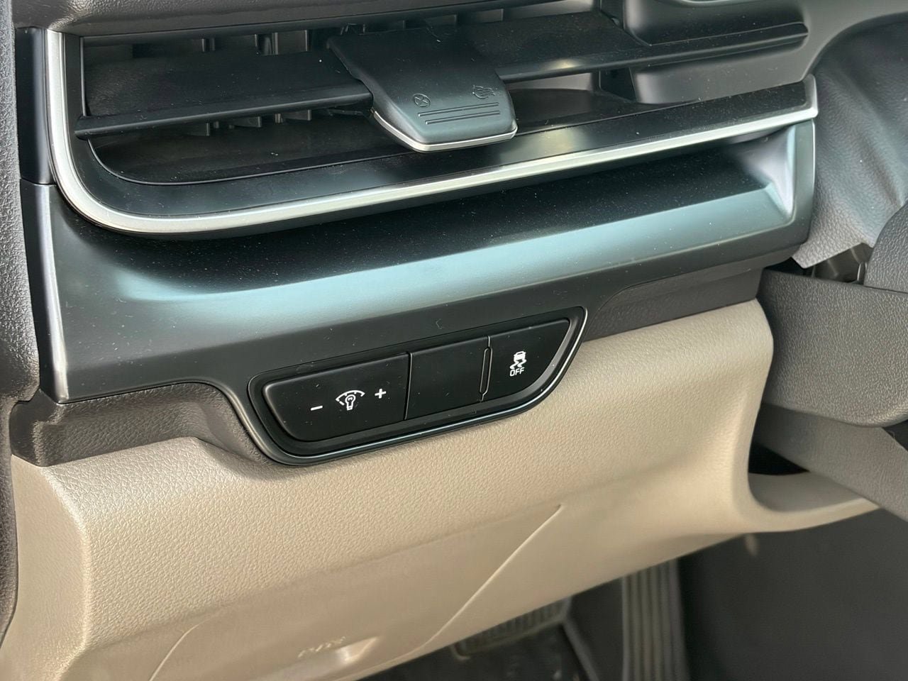 Used 2026 Kia Carnival FWD image 7
