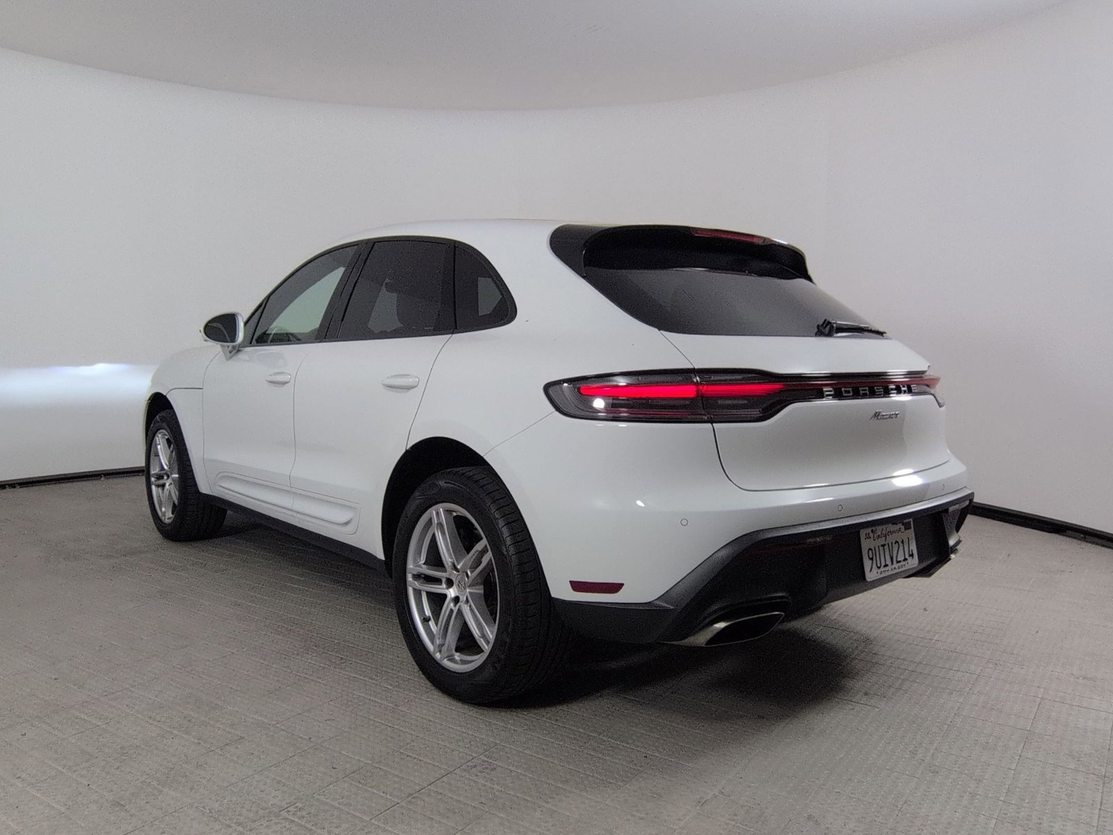 Certified 2025 Porsche Macan Turbo AWD/4WD image 3