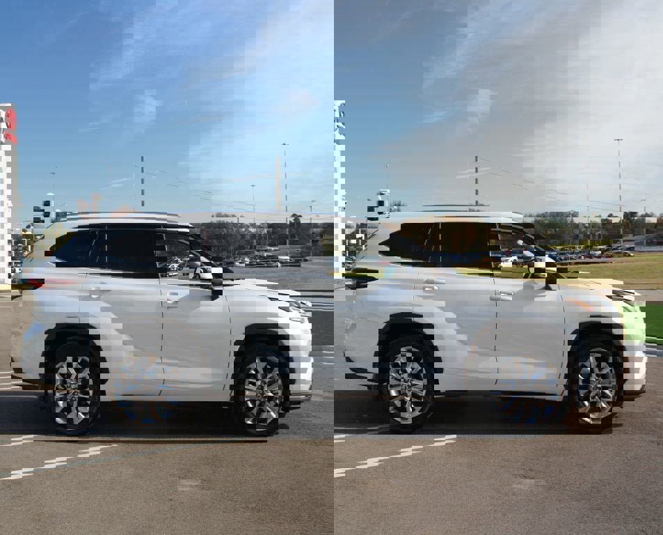 Used 2025 Toyota Highlander Limited image 22