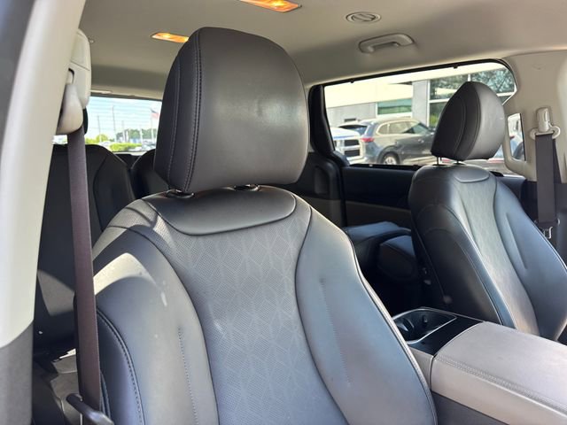 Used 2025 Kia Carnival EX FWD image 28