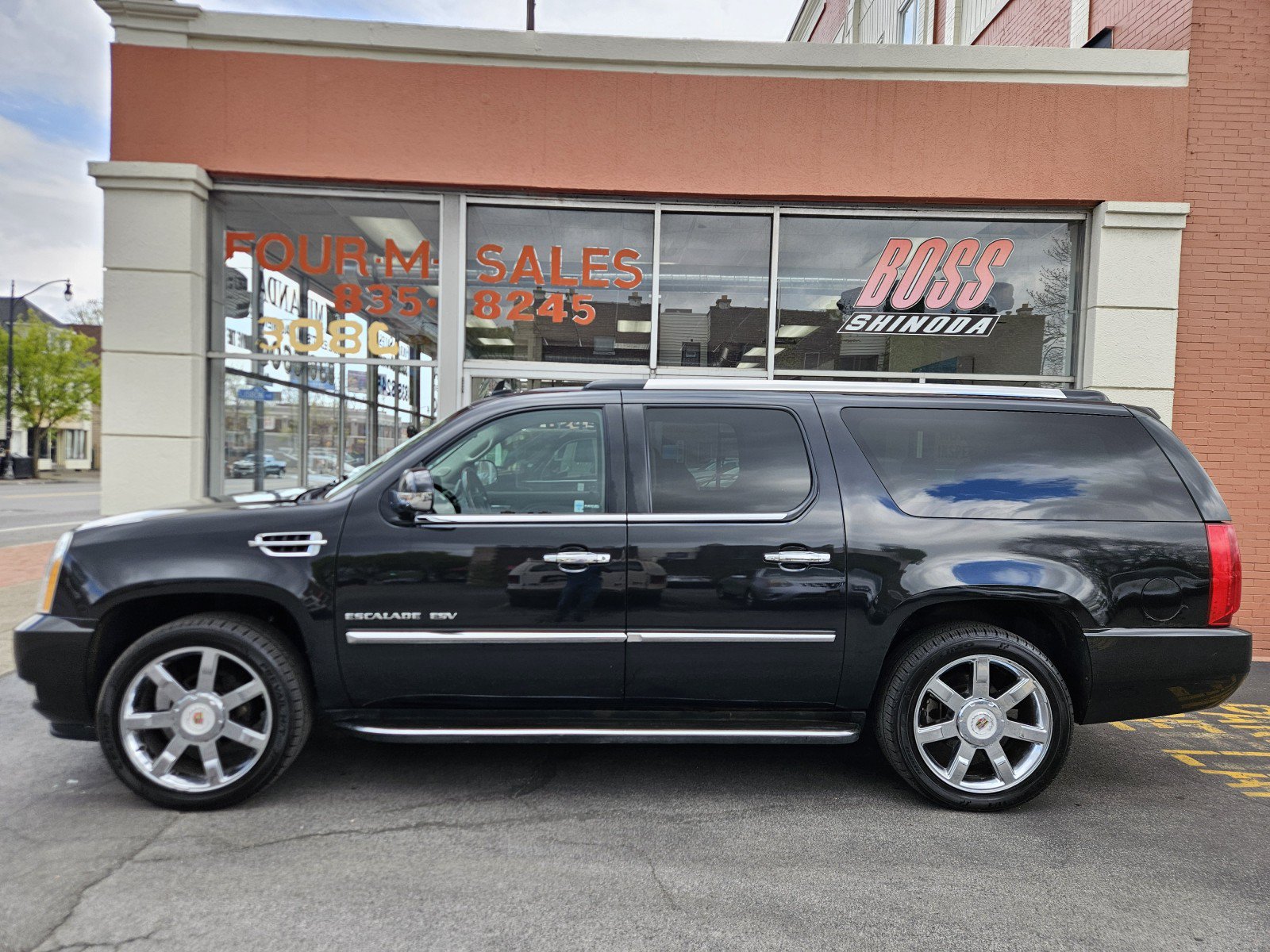 Used 2013 Cadillac Escalade ESV Luxury AWD/4WD image 3