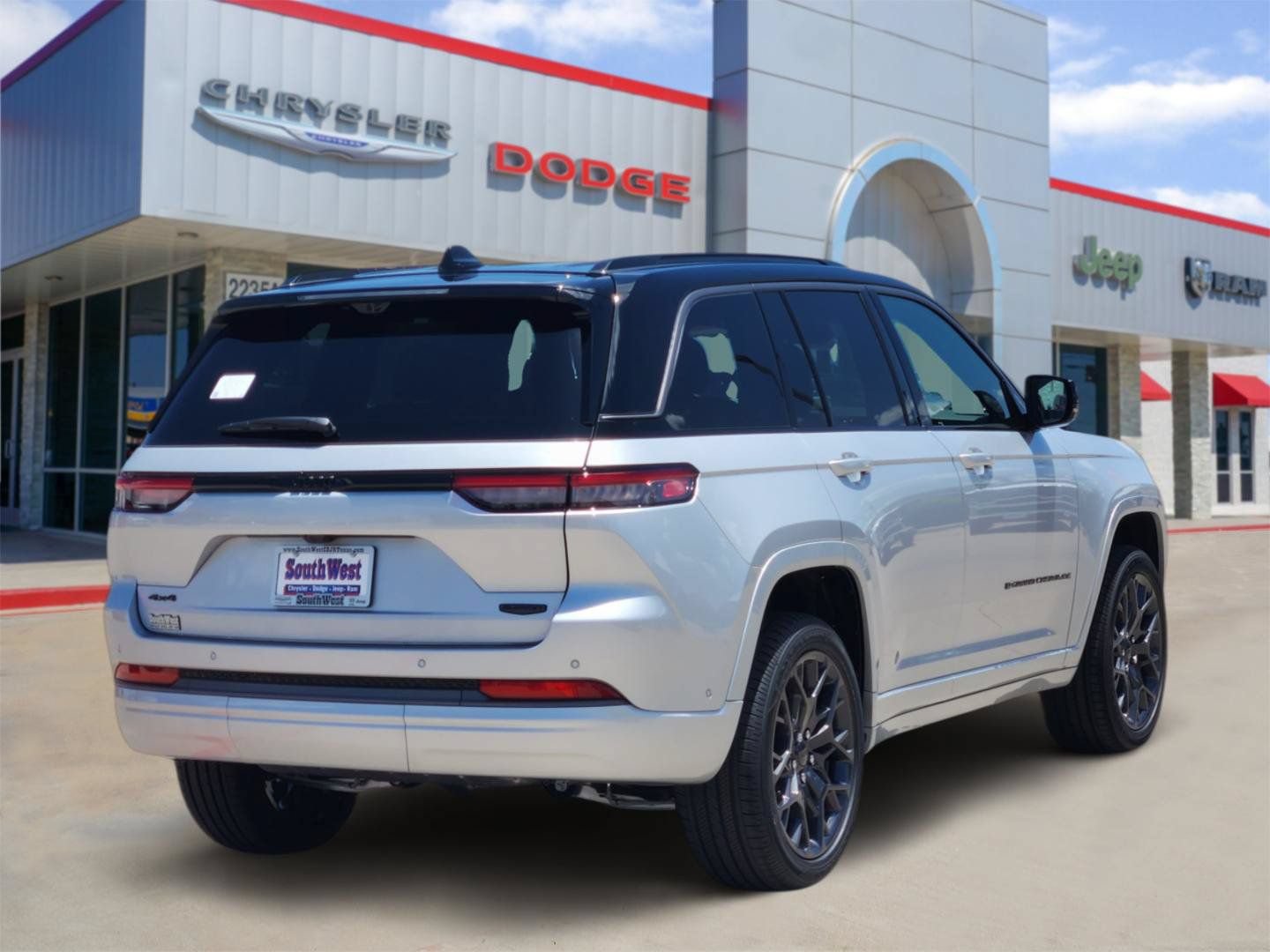 New 2026 Jeep Grand Cherokee Summit w/ Obsidian Package AWD/4WD image 5