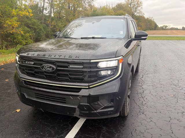 Used 2025 Ford Expedition Platinum w/ Stealth Performance Package AWD/4WD image 5