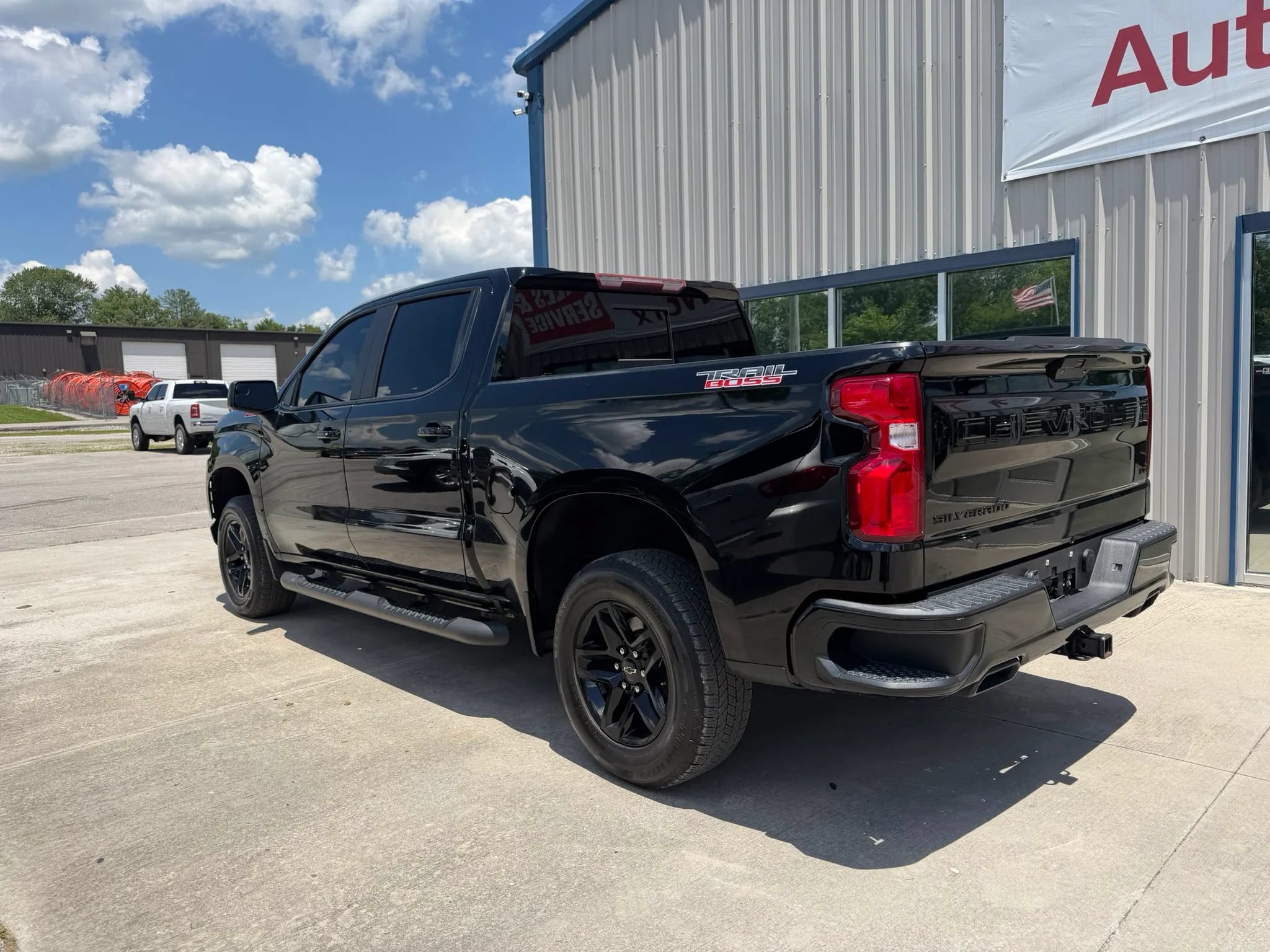 Used 2020 Chevrolet Silverado 1500 LT Trail Boss w/ Midnight Edition AWD/4WD image 24