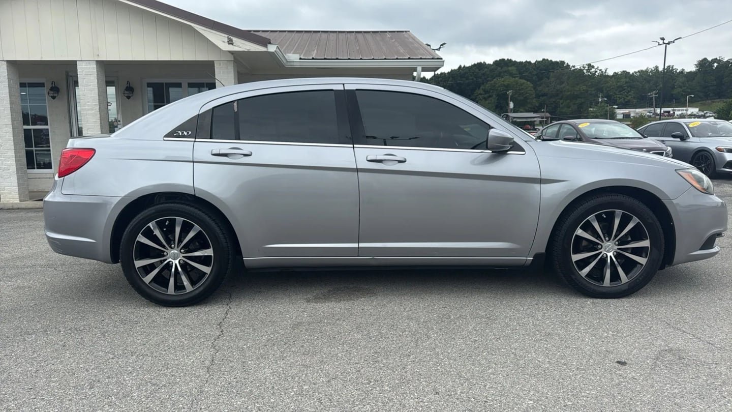 Used 2013 Chrysler 200 Touring w/ S Exterior Appearance Pkg FWD image 6