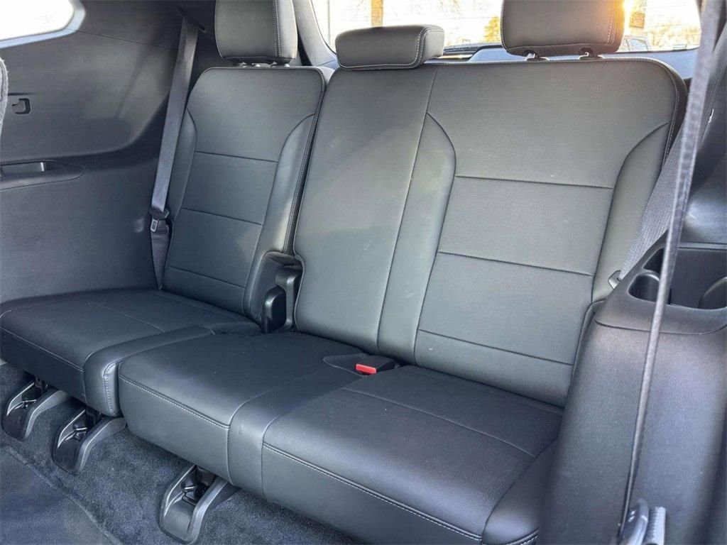 Used 2025 Buick Enclave Preferred AWD/4WD image 17