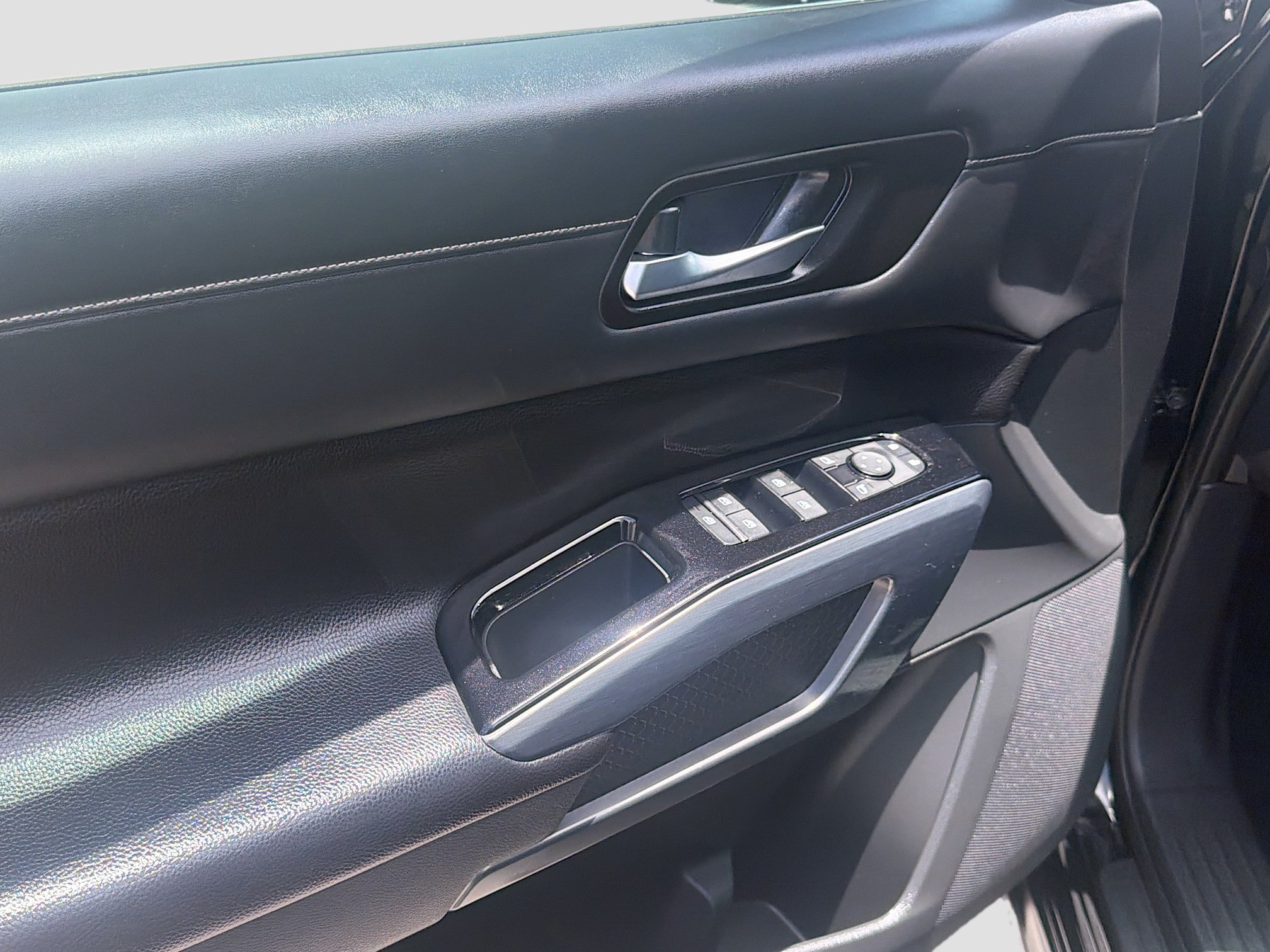 Used 2024 Nissan Pathfinder SL w/ Black Appearance Package FWD image 14