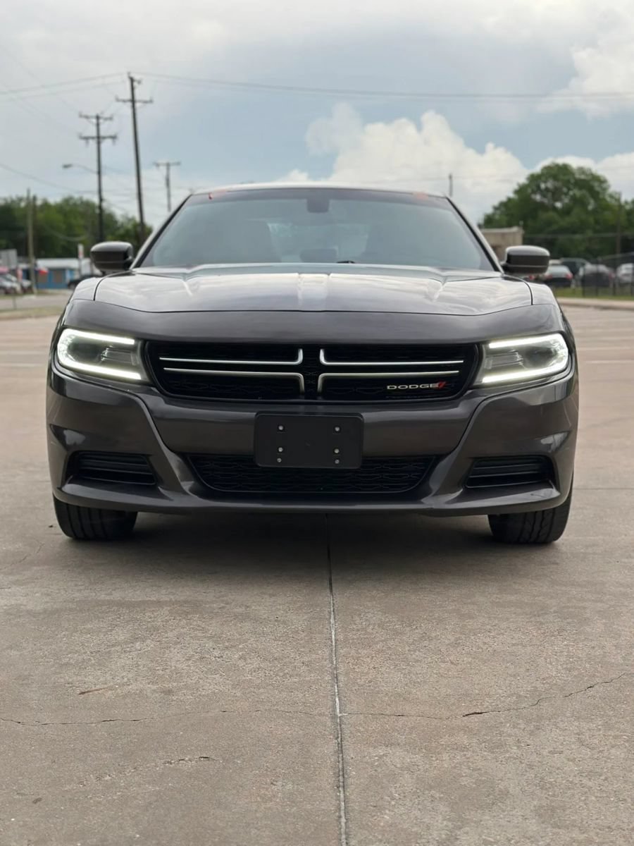 Used 2017 Dodge Charger SE RWD image 2