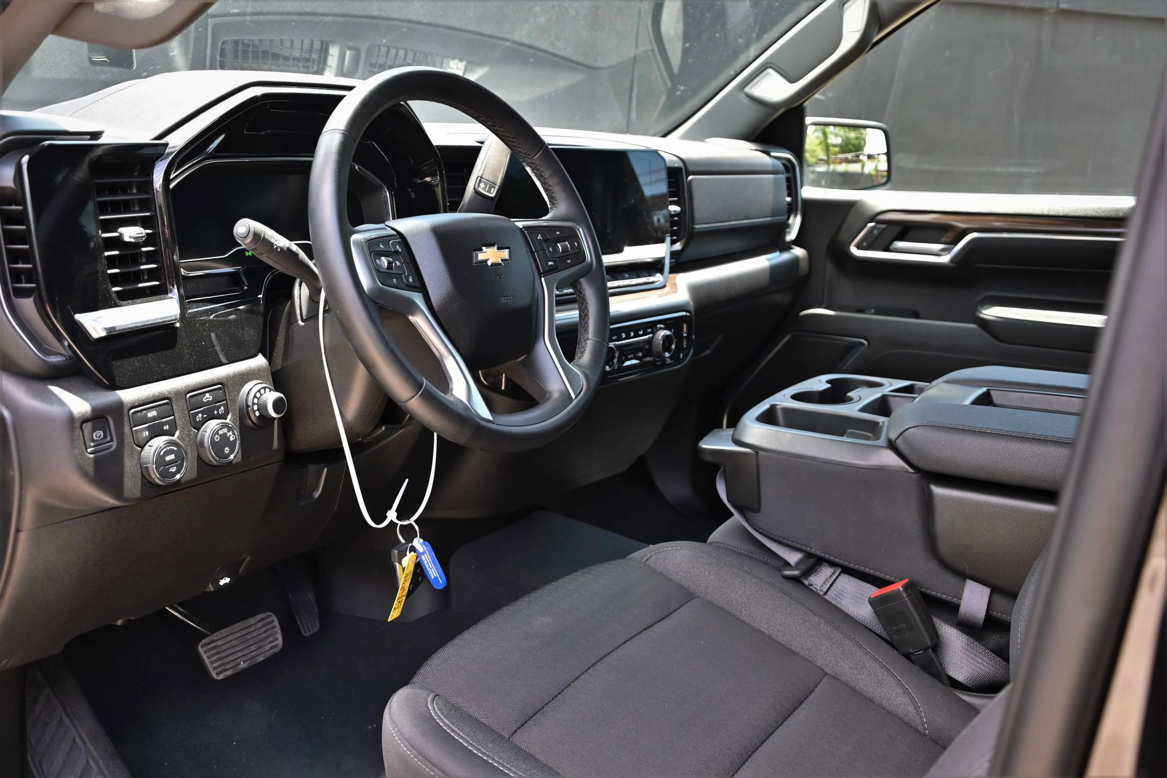 Used 2023 Chevrolet Silverado 1500 LT AWD/4WD image 9