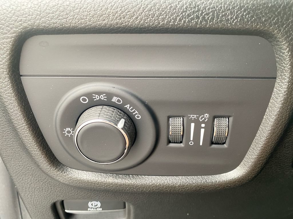 Used 2023 Jeep Grand Cherokee Altitude AWD/4WD image 23