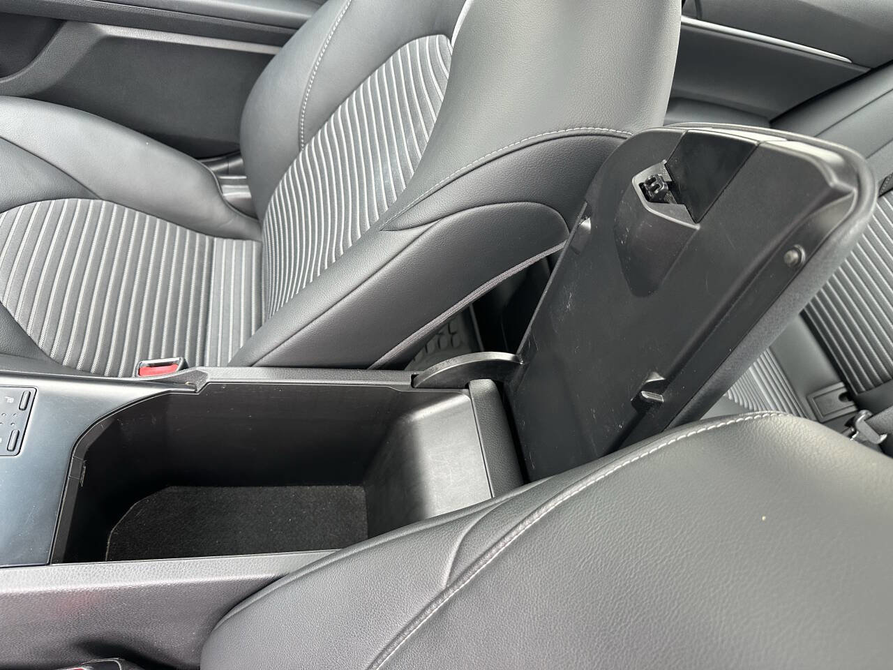 Used 2018 Toyota Camry SE image 34