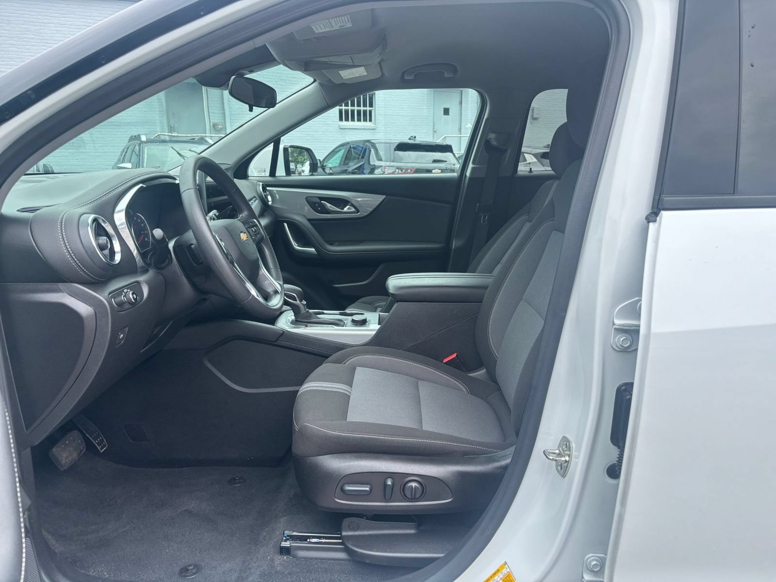 Used 2025 Chevrolet Blazer LT FWD image 27