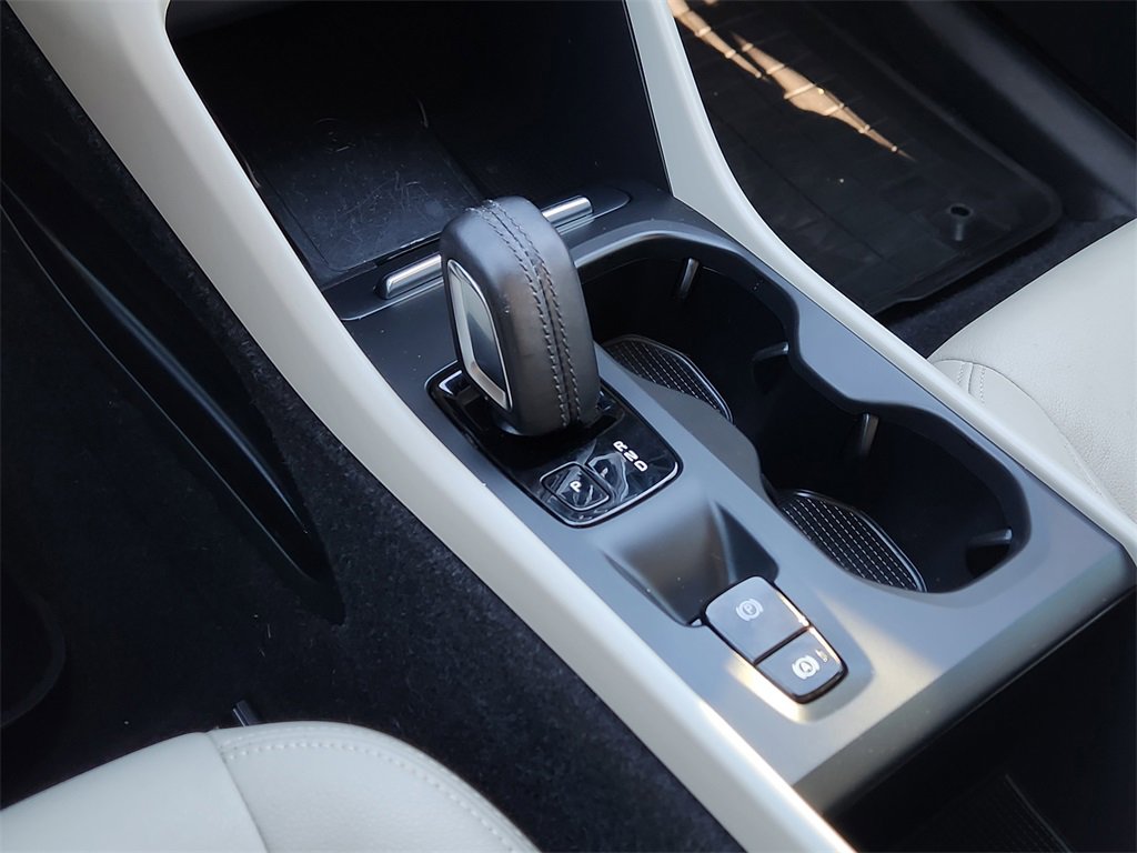 Used 2020 Volvo XC40 T5 Momentum w/ Protection Package Premier image 20