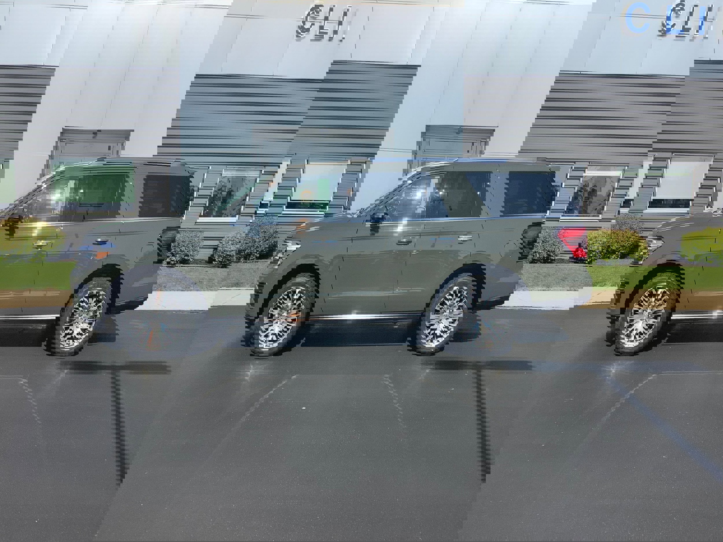 Used 2024 Ford Expedition Limited image 2