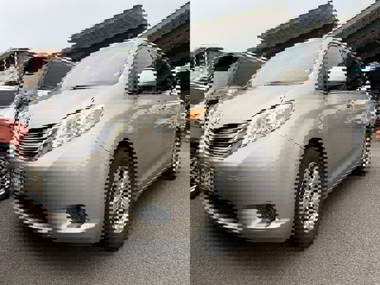 Used 2017 Toyota Sienna LE