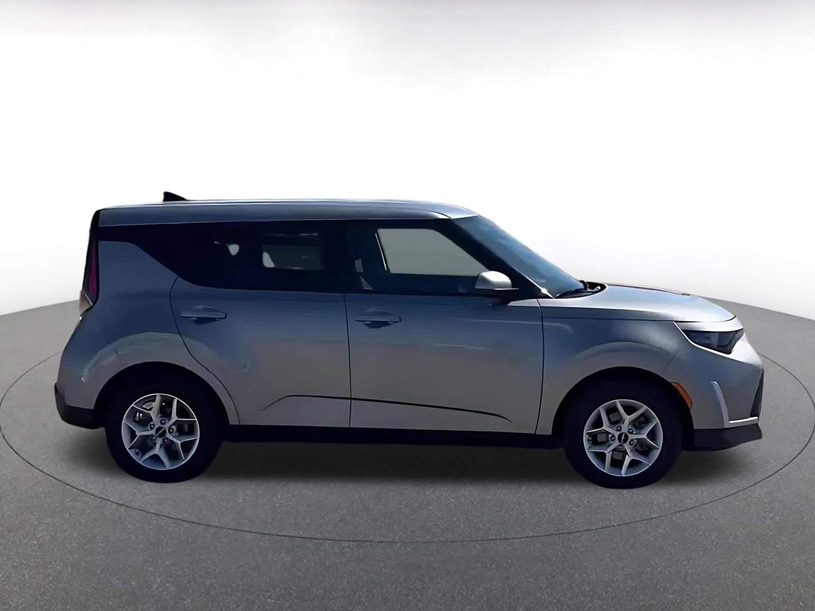 Used 2025 Kia Soul LX w/ LX Technology Package FWD image 16