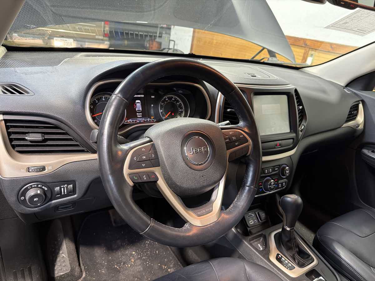 Used 2015 Jeep Cherokee Limited image 18