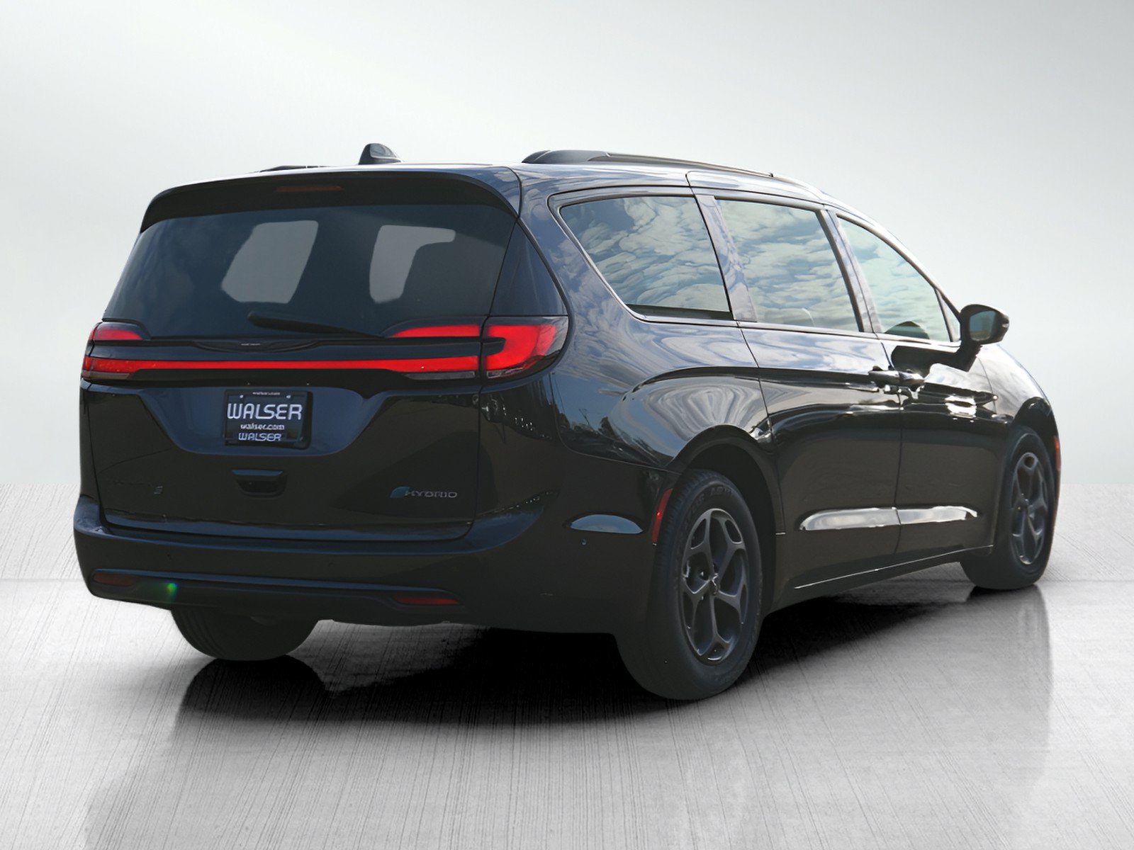 Used 2024 Chrysler Pacifica Premium FWD image 5