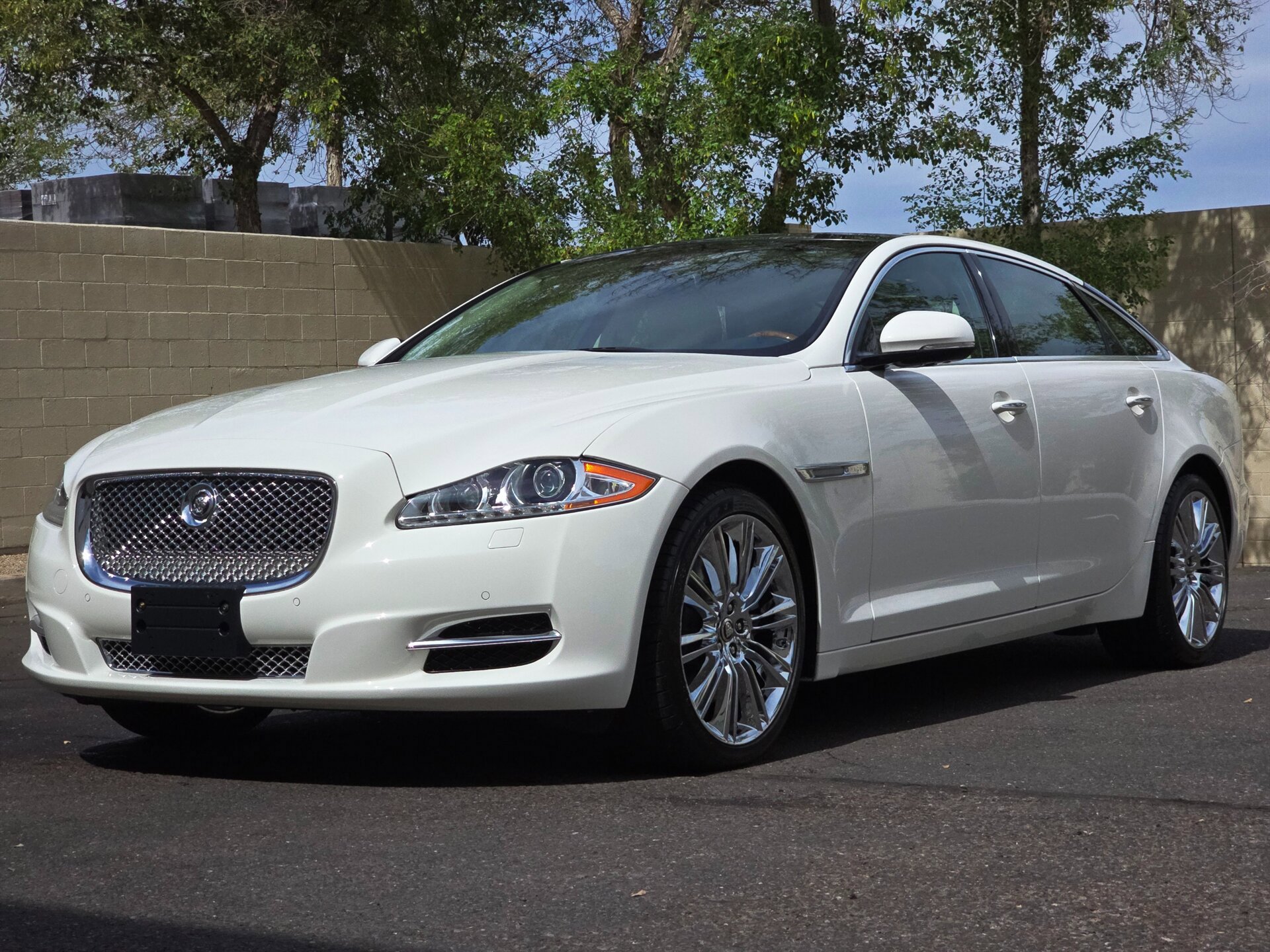 Used 2011 Jaguar XJ L RWD image 5