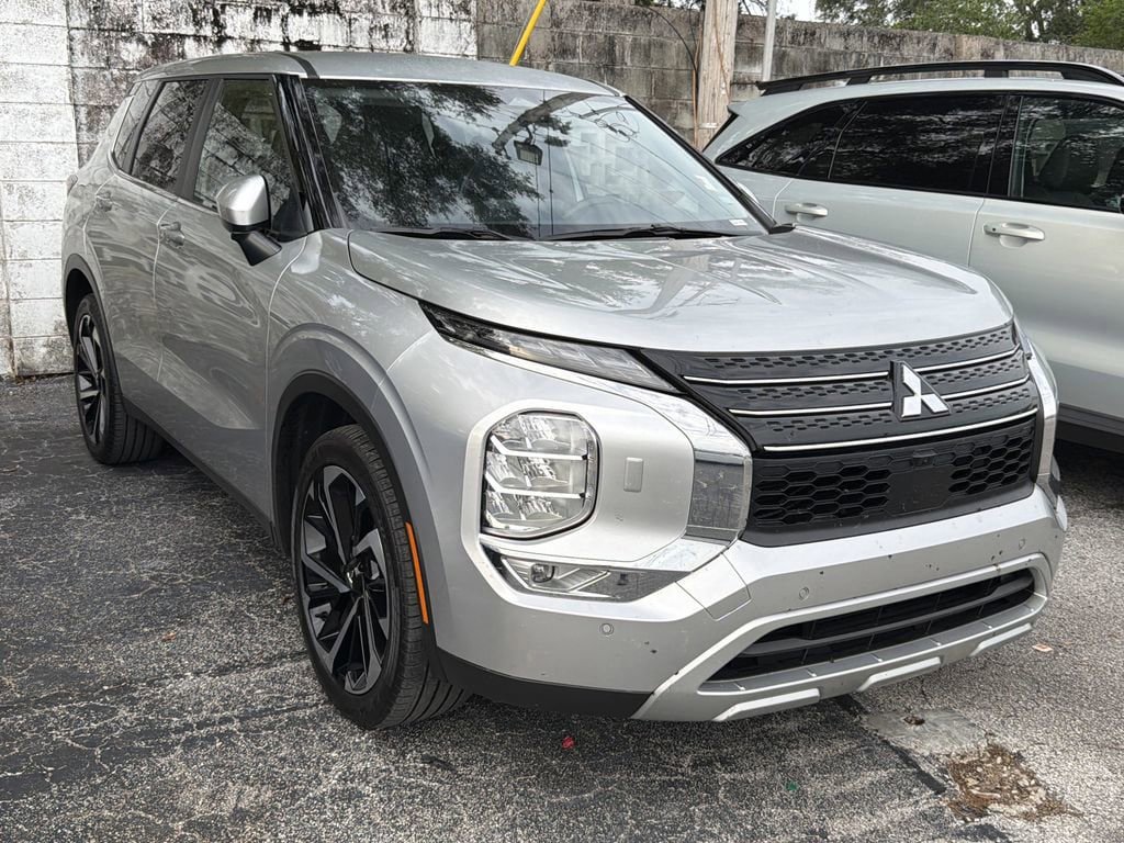 Used 2024 Mitsubishi Outlander SE AWD/4WD image 1