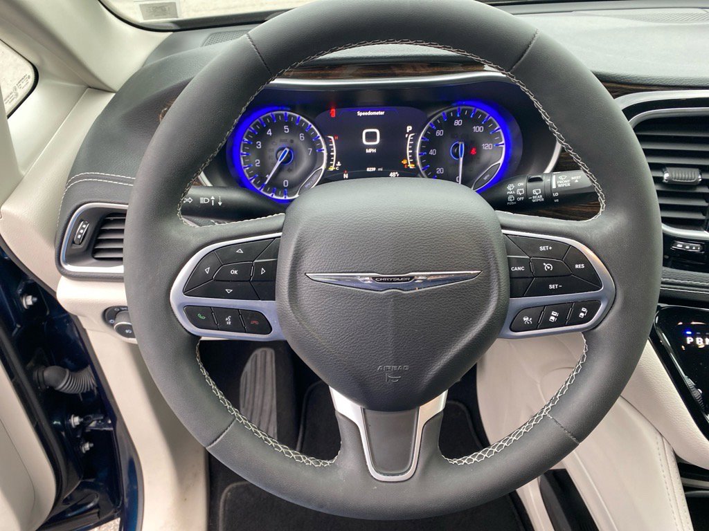 Used 2023 Chrysler Pacifica Limited image 10