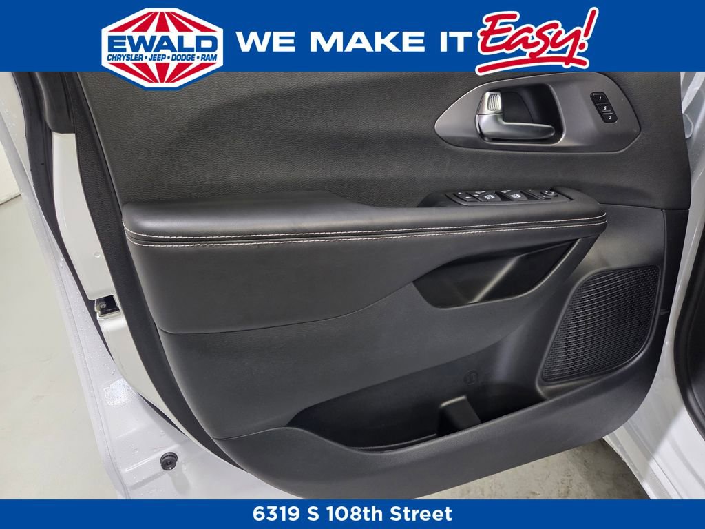 New 2026 Chrysler Pacifica Select w/ S Appearance Package image 10