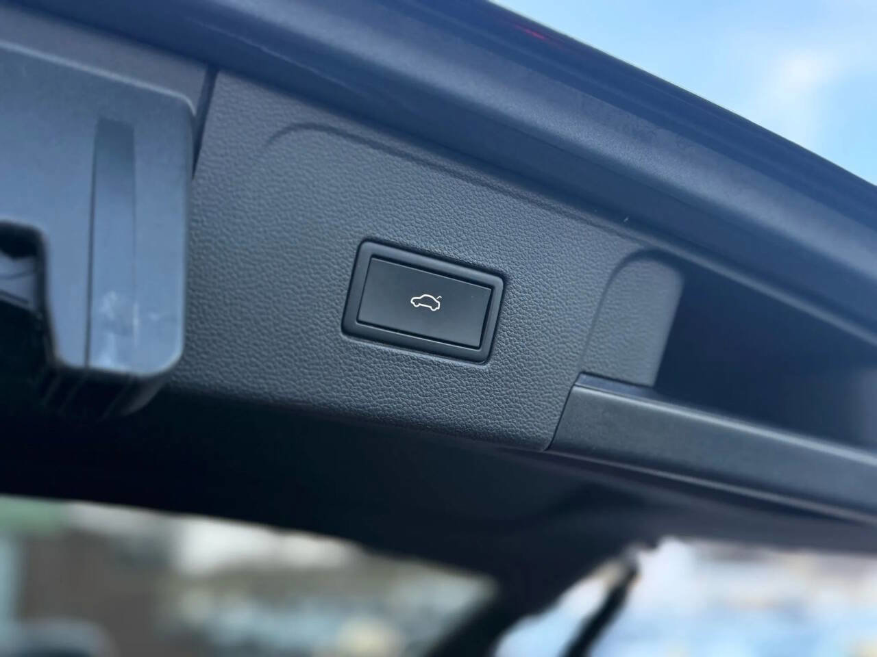 Used 2023 Volkswagen Atlas SE image 25