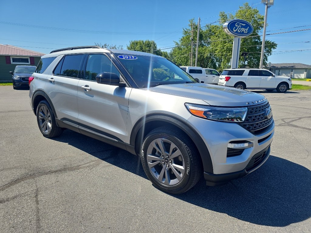 Used 2023 Ford Explorer XLT w/ Equipment Group 202A AWD/4WD image 4