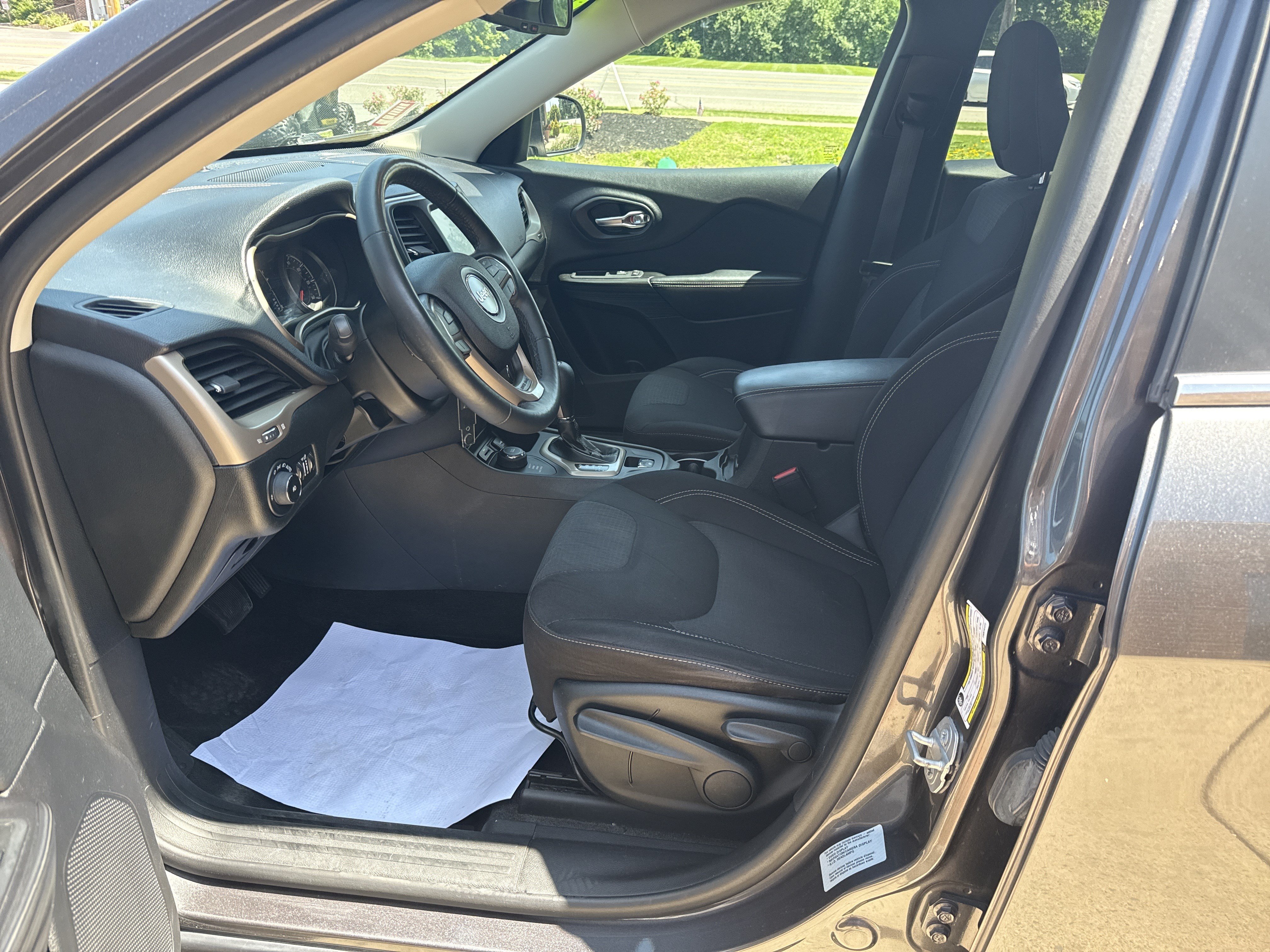 Used 2015 Jeep Cherokee Latitude w/ Cold Weather Group AWD/4WD image 12