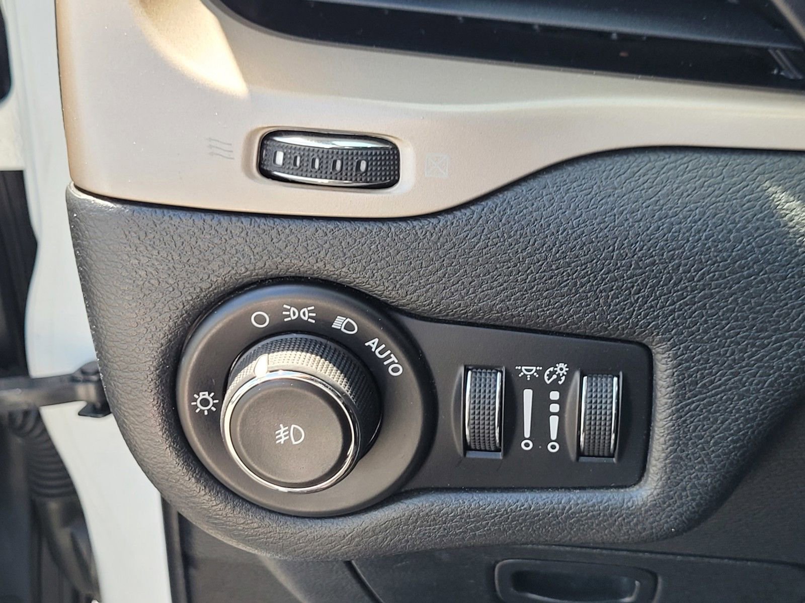 Used 2016 Jeep Cherokee Latitude w/ Safety/Convenience Group FWD image 25