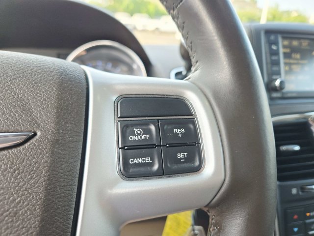 Used 2015 Chrysler Town & Country Touring FWD image 20
