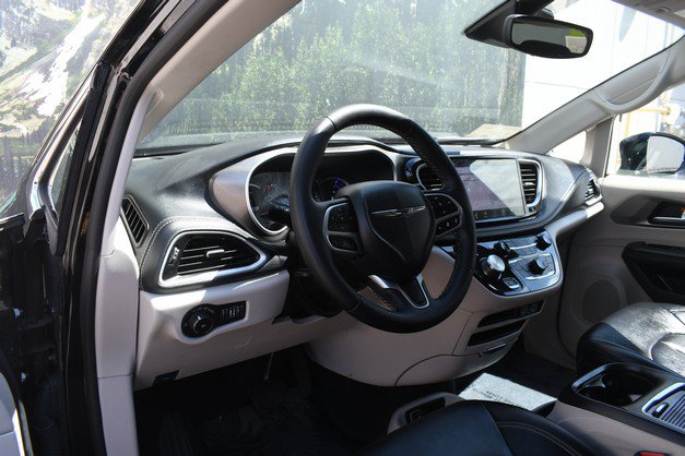 Used 2024 Chrysler Pacifica Limited FWD image 14