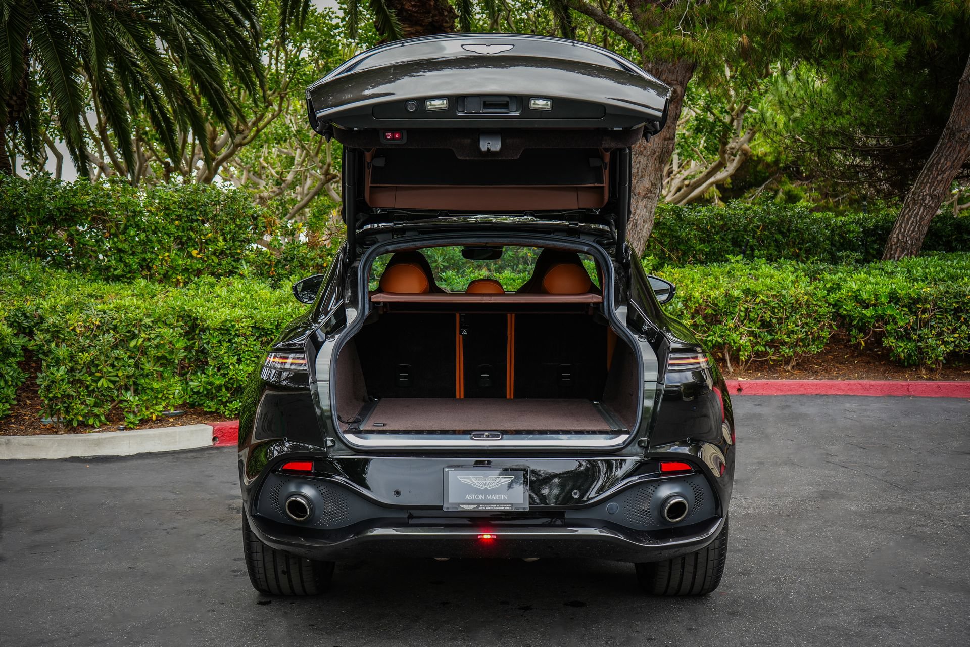 Used 2022 Aston Martin DBX AWD/4WD image 8